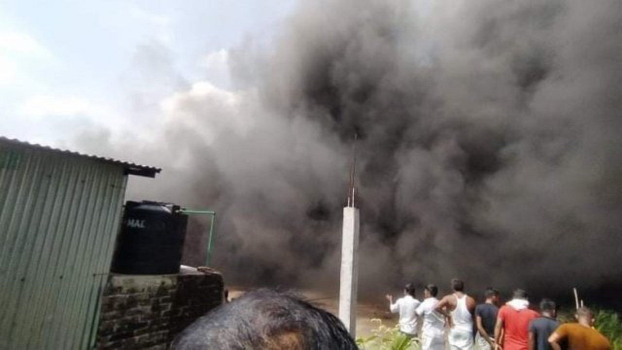 সাভারে সিঙ্গার ইলেকট্রনিকসের গোডাউনে আগুন সাভারে সিঙ্গার ইলেকট্রনিকসের গোডাউনে আগুন