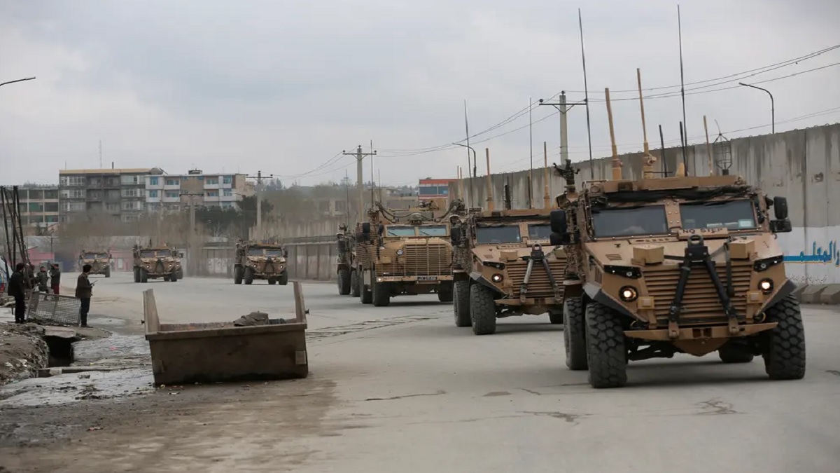 আফগানিস্তানে অবস্থানরত কর্মকর্তাদের দেশে ফিরিয়ে নিচ্ছে আমেরিকা ও ব্রিটেন