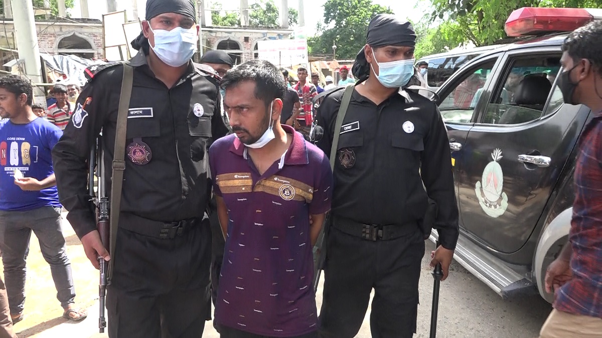 নাটোরের সেই ‘আগুন পানির ডাক্তার’ গ্রেফতার