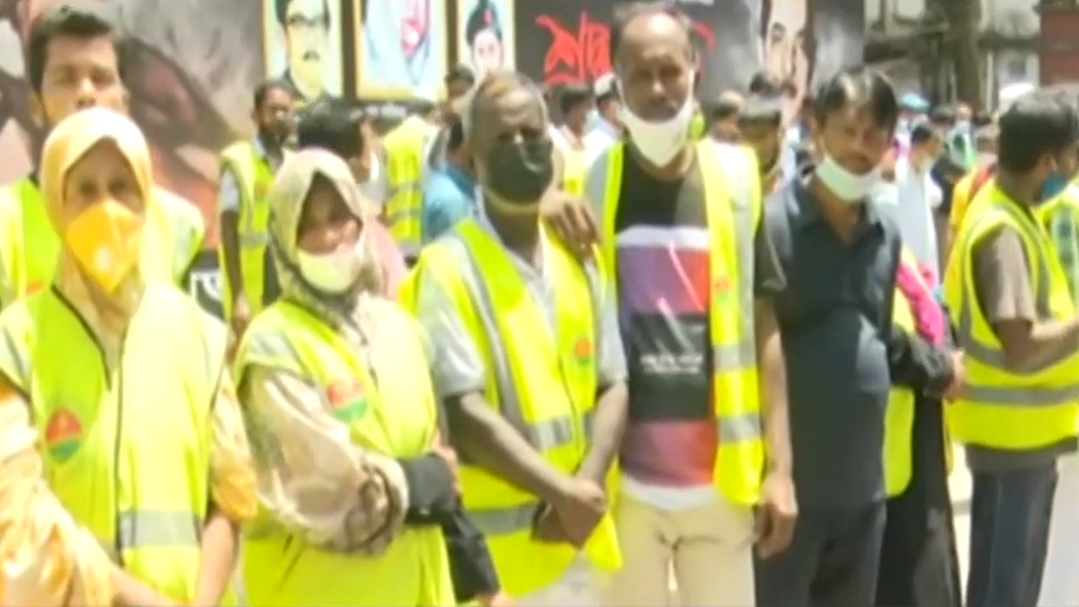 মেয়রের নামে মামলা করায় ময়লা নিচ্ছে না বরিশাল সিটির পরিচ্ছন্নতাকর্মীরা