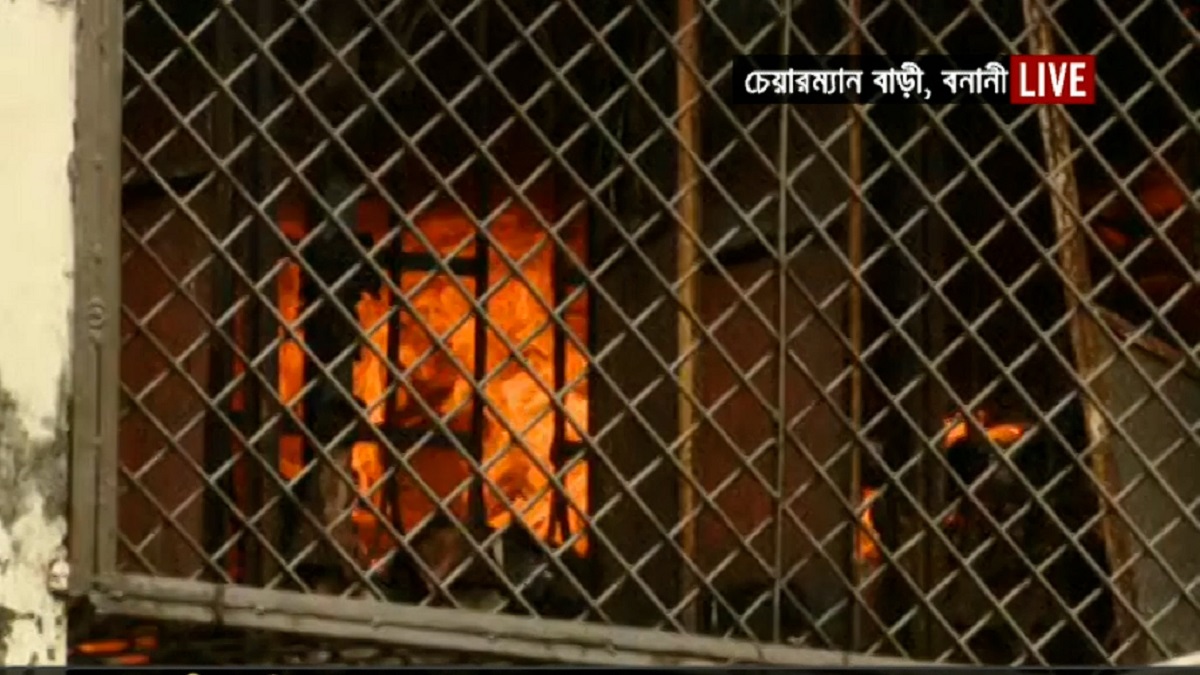 বনানীতে আগুন, নিয়ন্ত্রণে ফায়ার সার্ভিসের ১৪ ইউনিট