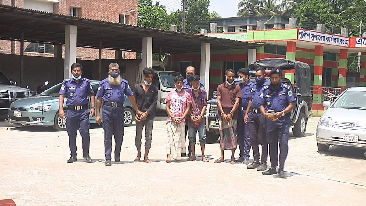ছিনতাইয়ের উদ্দেশ্যে ভ্যানচালককে হত্যা, গ্রেফতার গামছা পার্টির ৩ সদস্য