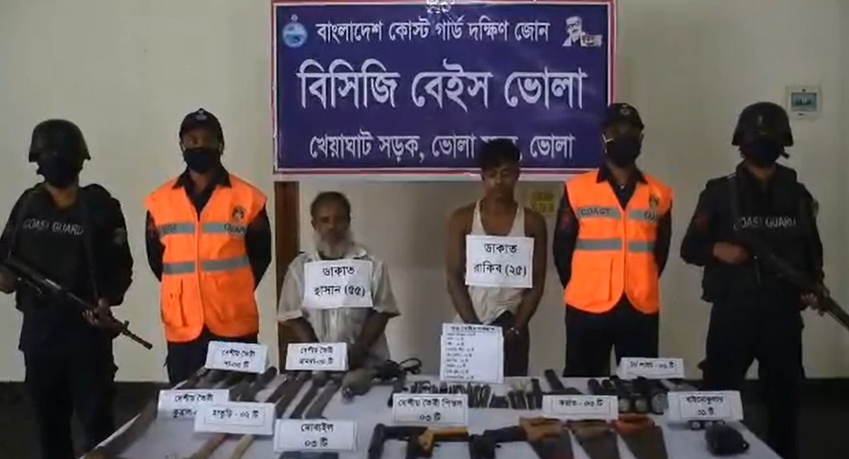 ভোলায় বিপুল পরিমাণ দেশীয় অস্ত্রসহ ২ ডাকাত আটক