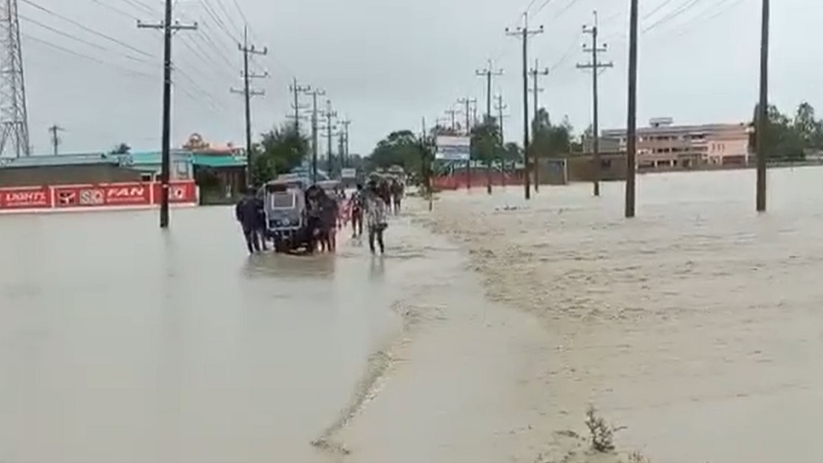 প্রবল বর্ষণে তলিয়ে গেছে কক্সবাজার: আবারও বন্যার আশঙ্কা