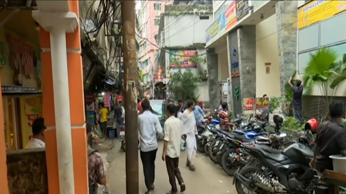 বৈধ-অবৈধ স্বর্ণবারের জমজমাট বাণিজ্য চট্টগ্রামের হাজারি গলিতে