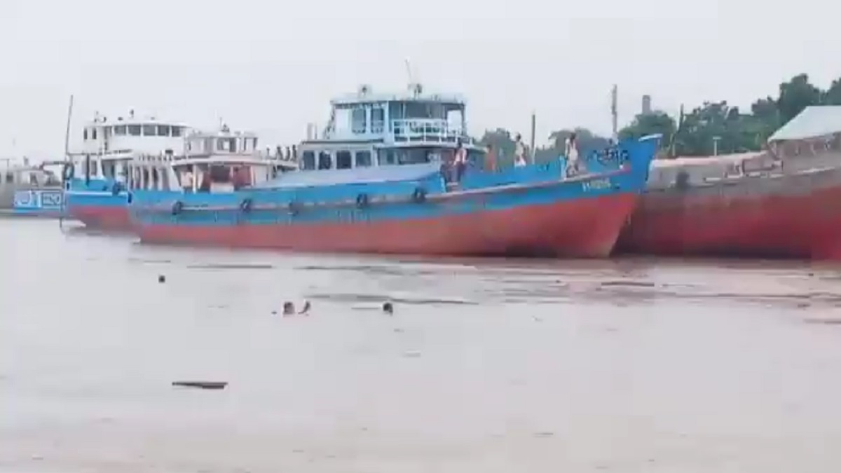 ফরিদপুরে ১৫ শিক্ষক নিয়ে পদ্মায় ট্রলারডুবি, ২ শিক্ষক নিখোঁজ