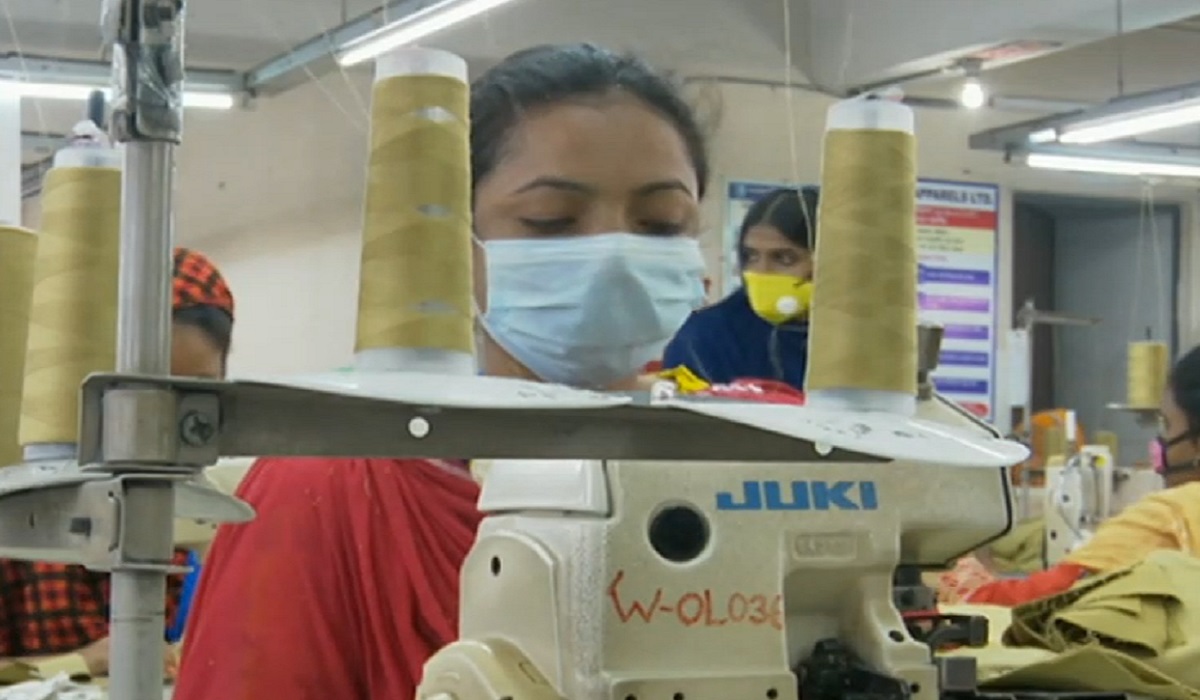 পেটের দায়ে ফিরেছে শ্রমিক, ঘুরছে সেলাই মেশিন