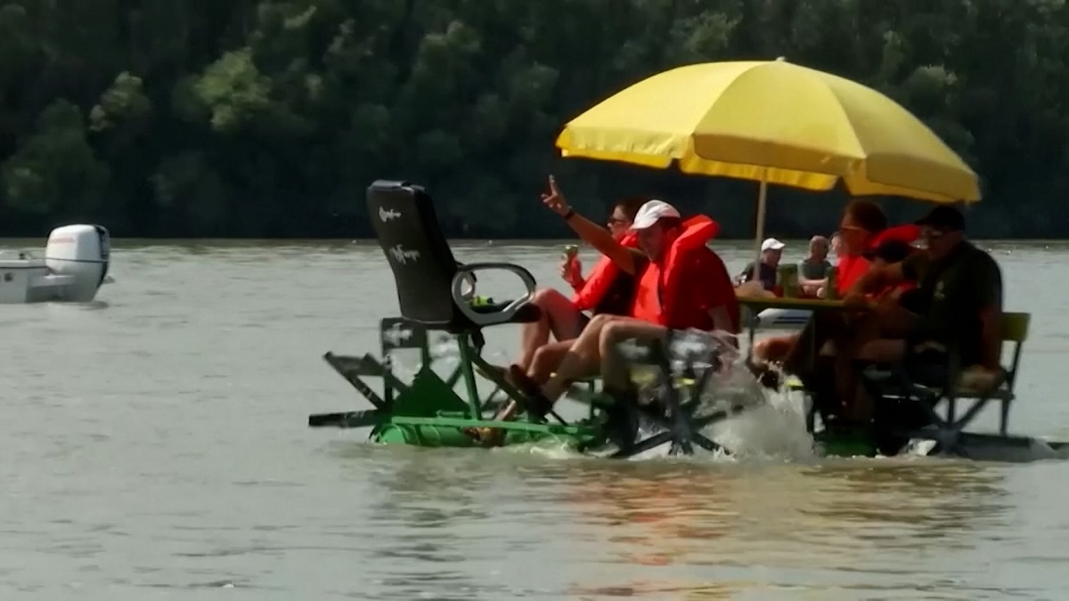 পাগলাটে নৌকাবাইচে মাতলো হাঙ্গেরির এক গ্রাম