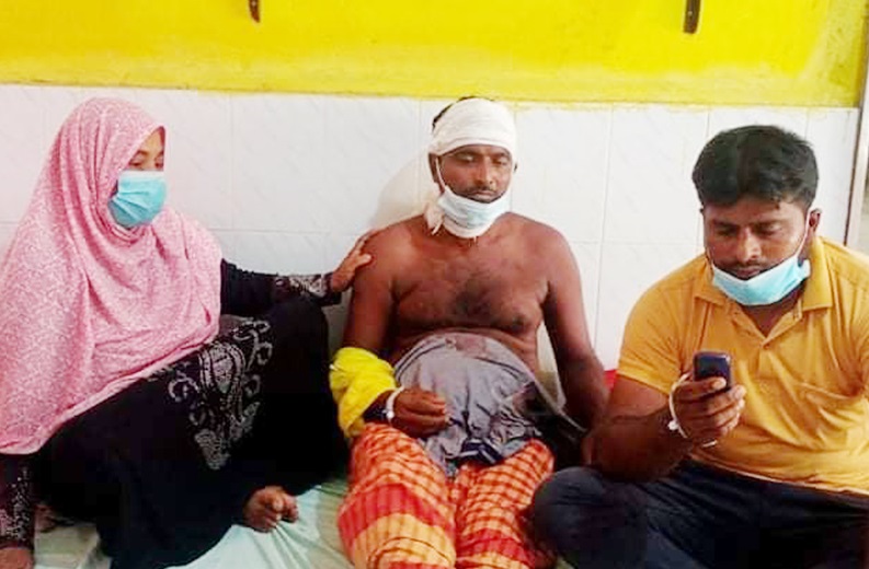 বাবার লাশ কবরস্থানে নেওয়ার পথে হামলা, তিন ছেলে আহত