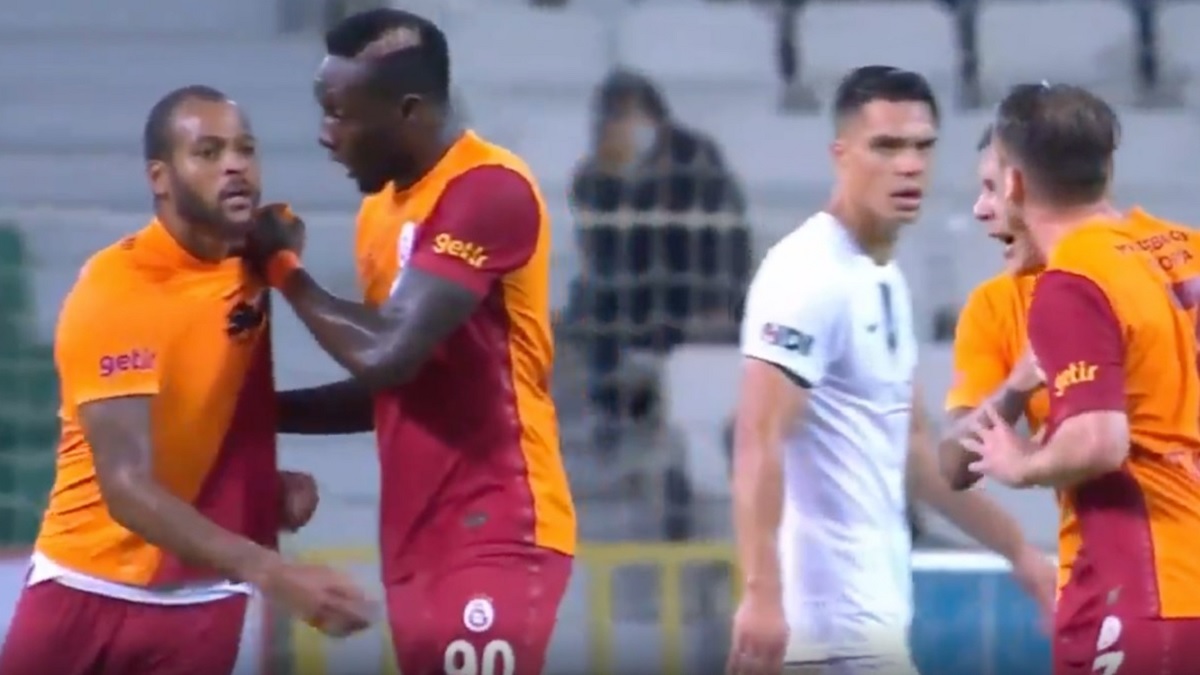 নিজ দলের ফুটবলারকে ঘুষি মেরে লাল কার্ড দেখলেন ব্রাজিলিয়ান ডিফেন্ডার