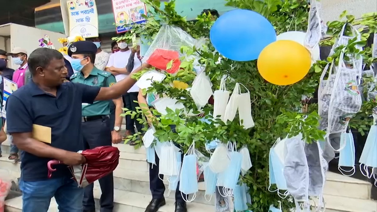 ফুল বা ফল নয়, চট্টগ্রামে গাছে মিলছে মাস্ক!