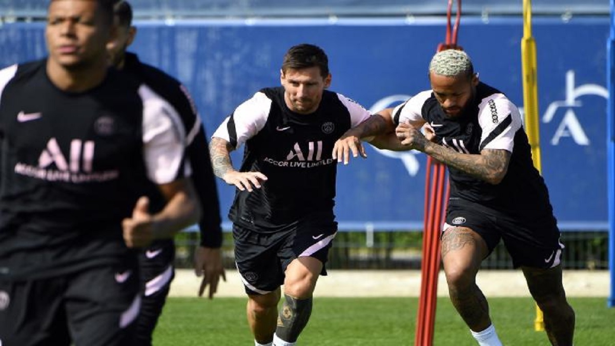 রাতে মাঠে নামছে মেসি-নেইমার-এমবাপ্পে ত্রয়ী!