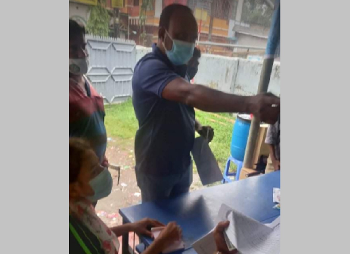 শ্যালককে টিকা না দেয়ায় স্বেচ্ছাসেবককে লাঞ্ছিত করলেন কাউন্সিলর