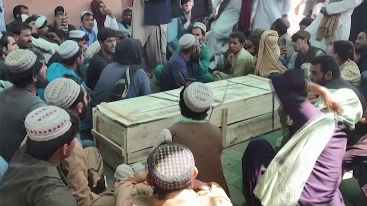 সীমান্ত খুলে দেয়ার দাবিতে আফগানদের বিক্ষোভ, লাশ নিয়ে মিছিল