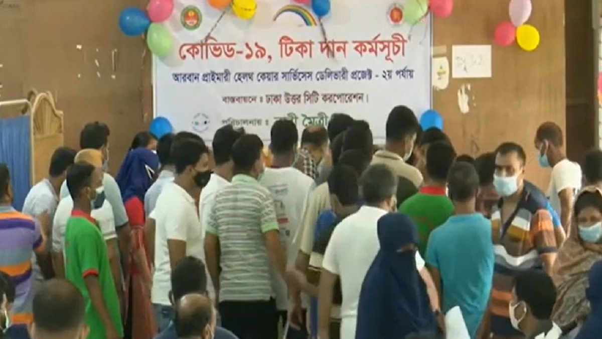 গণটিকা কার্যক্রমের দ্বিতীয় দিনেও কেন্দ্রগুলোতে উপচে পড়া ভিড়