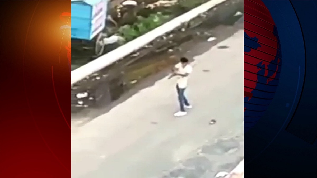 নোয়াখালীতে প্রকাশ্য দিবালোকে গোলাগুলির ভিডিও ভাইরাল