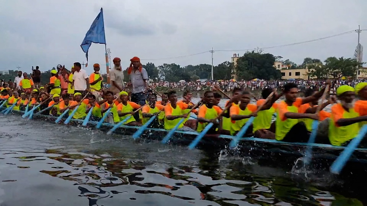ইছামতিতে শুরু হয়েছে নৌকাবাইচ