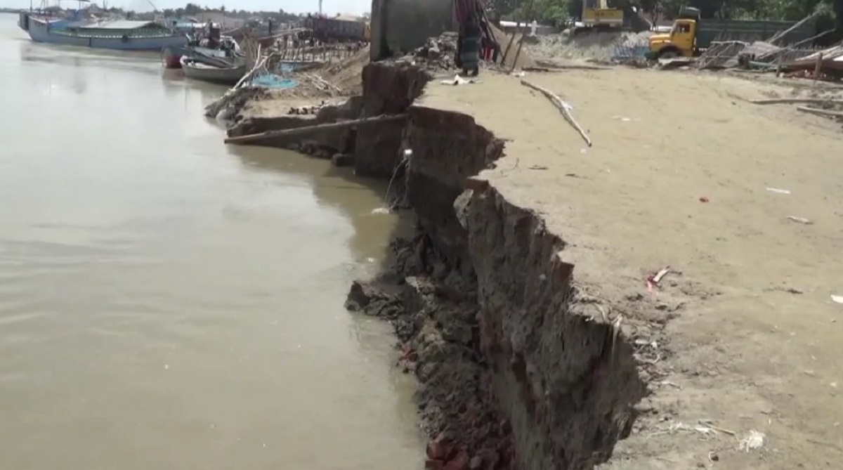 ফরিদপুর সিঅ্যান্ডবি ঘাট এলাকায় তীব্র ভাঙন