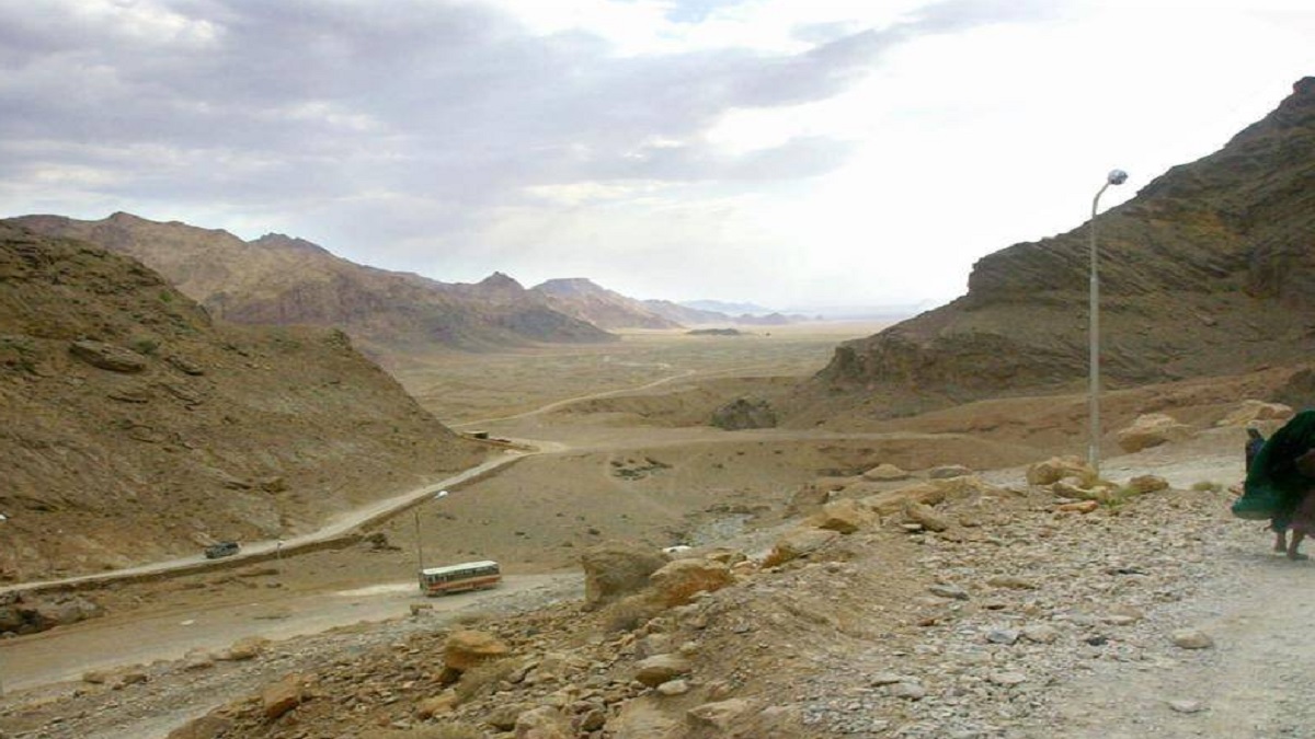 ইরানে মিনিবাস খাদে পড়ে নিহত ১৬, আহত ১২