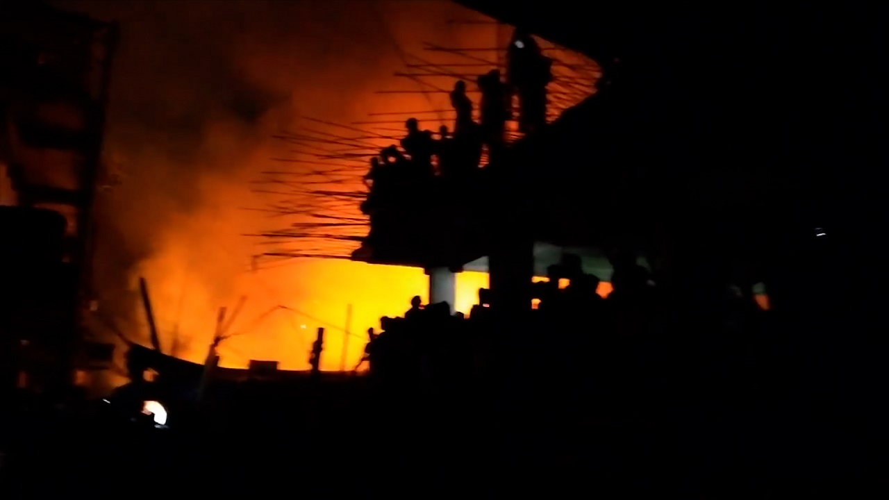 দুই ঘণ্টার চেষ্টায় নিয়ন্ত্রণে কেরানীগঞ্জের নূর সুপার মার্কেটের আগুন দুই ঘণ্টার চেষ্টায় নিয়ন্ত্রণে কেরানীগঞ্জের নুর সুপার মার্কেটের আগুন