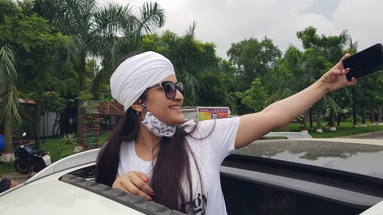 মুক্তির পরই কারাফটকে পরীমণির সেলফি