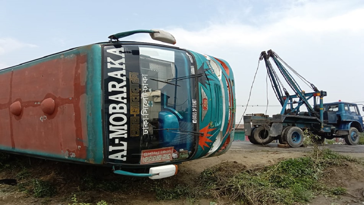 মোটরসাইকেল রক্ষা করতে গিয়ে বাস উল্টে আহত ১০