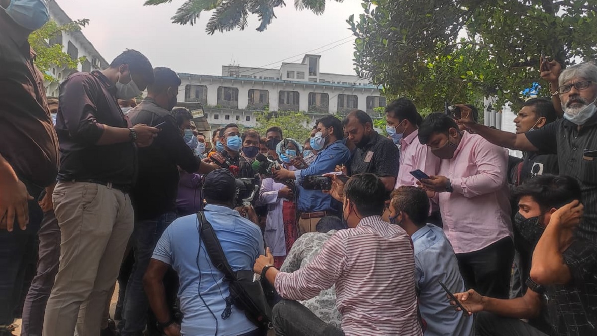 ঢাকা মেডিকেলে ৩০ দালালকে আটক করেছে মোবাইল কোর্ট