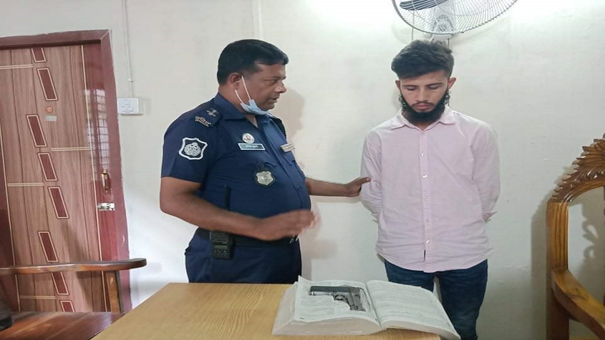 বইয়ের ভেতর বিদেশি পিস্তল, যুবক গ্রেফতার