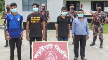 ঝিনাইদহে অবৈধভাবে সীমান্ত অতিক্রমকালে আটক ১১