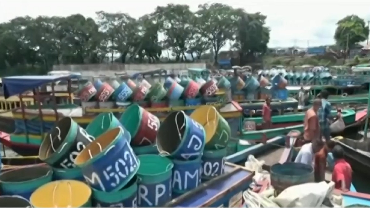 কাপ্তাই হ্রদে চার মাস পর শুরু হয়েছে মাছ ধরা