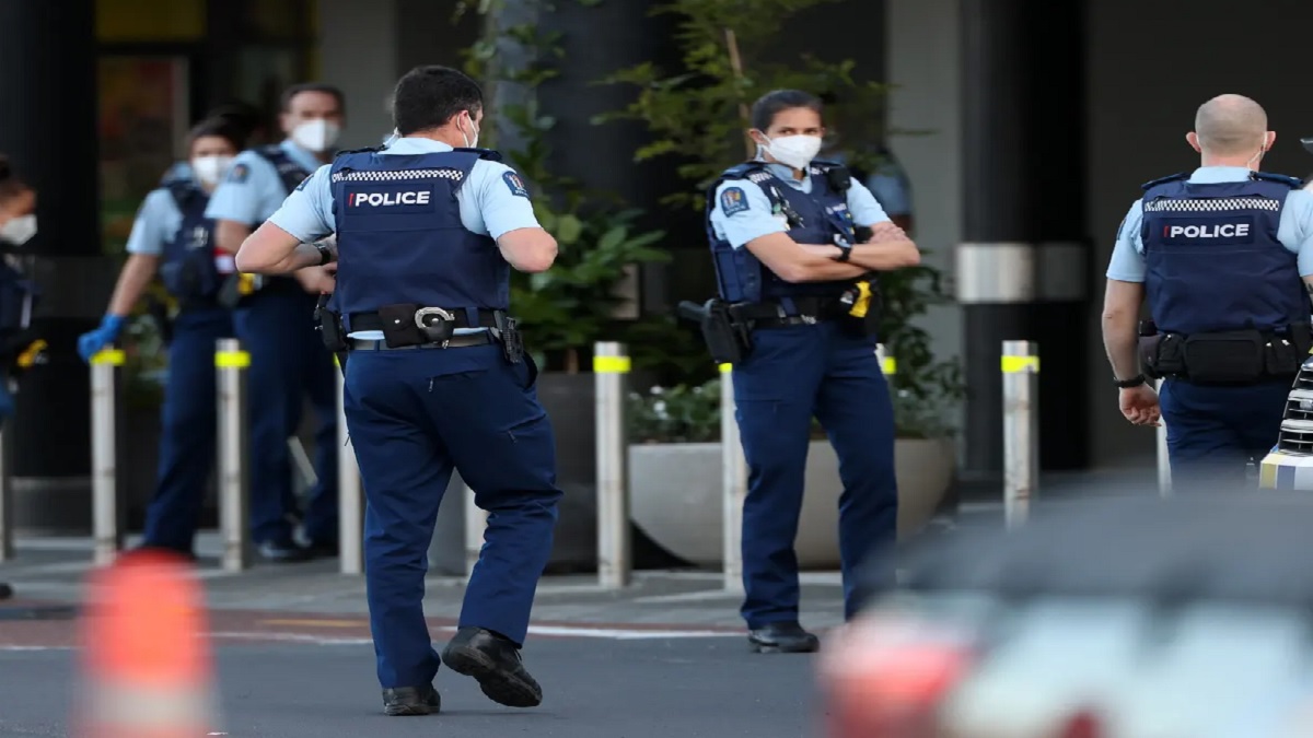 সুপারমার্কেটে ৬ জনকে ছুরিকাঘাত, সন্ত্রাসবাদীকে গুলি করে মারলো নিউজিল্যান্ড পুলিশ