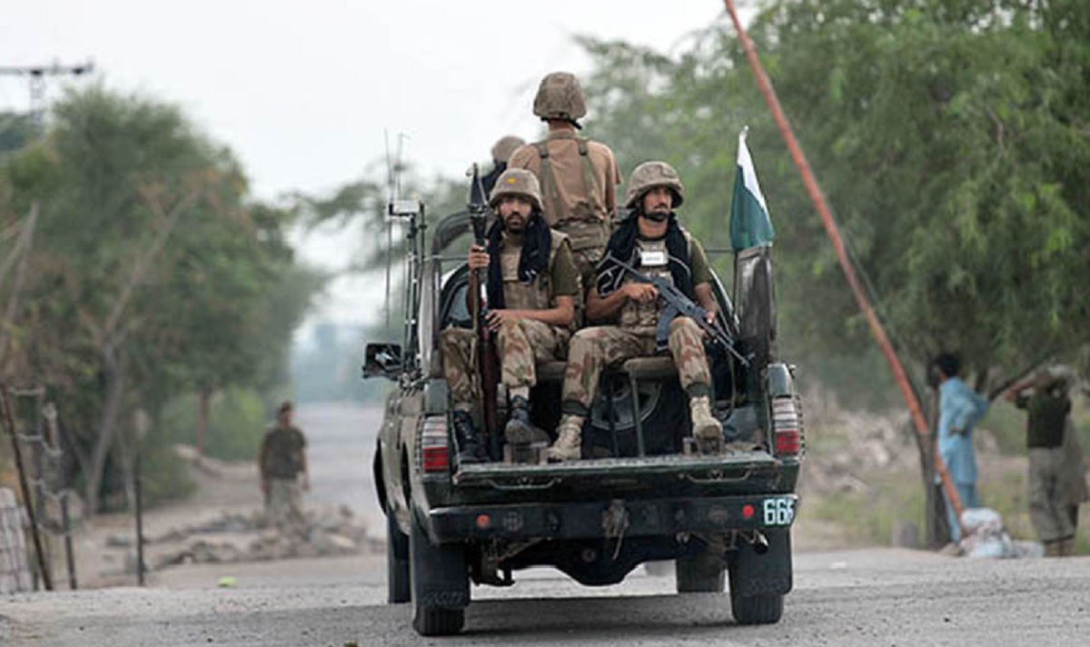 পাকিস্তানে সন্ত্রাসী হামলায় নিহত ৩ সেনা সদস্য, আহত ২০