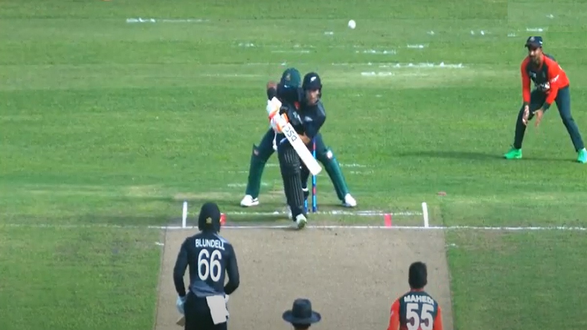 প্রতি ওভারেই উইকেট হারাচ্ছে কিউইরা!