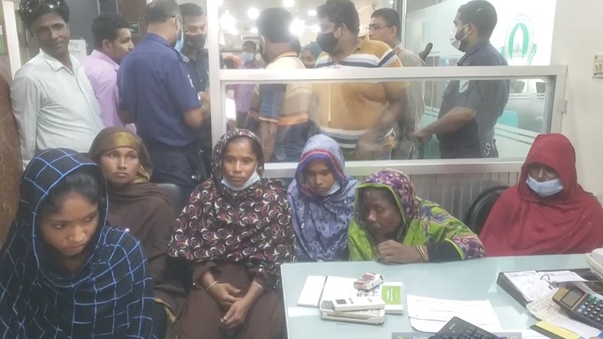 ব্যাংক থেকে গায়েব হয়ে যেত টাকা, সিসিটিভি ফুটেজে ধরা পড়লেন ৬ নারী