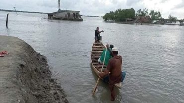 সাঁতরে মসজিদে যাওয়া সেই ইমাম পেলেন নগদ অর্থ ও নৌকা