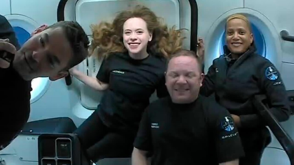 নিরাপদে মহাকাশ ঘুরে এলেন চার পর্যটক