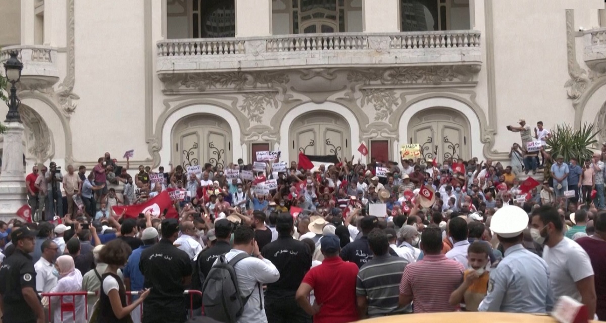 আবারও বিক্ষোভে উত্তাল তিউনিসিয়া