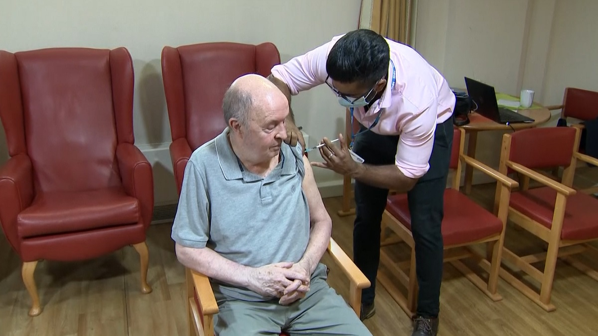 ইংল্যান্ড-ওয়েলসে শুরু হলো করোনা টিকার বুস্টার ডোজ