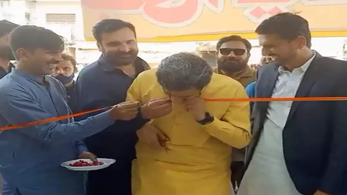 দাঁত দিয়ে ফিতা কেটে উদ্বোধন করলেন পাকিস্তানি মন্ত্রী