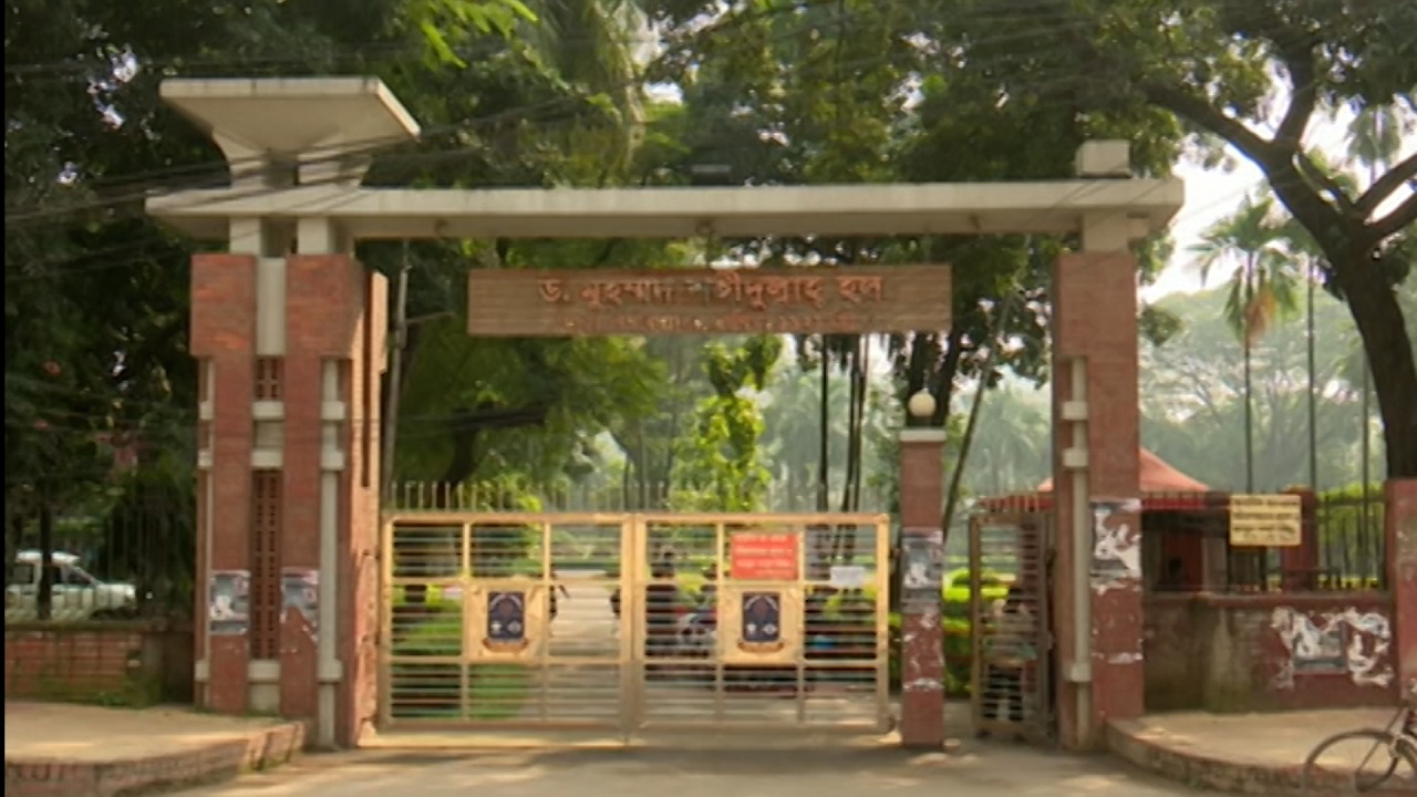 ঢাবি’র হলে উঠছেন শিক্ষার্থীরা ঢাবি'র হলে উঠছেন শিক্ষার্থীরা