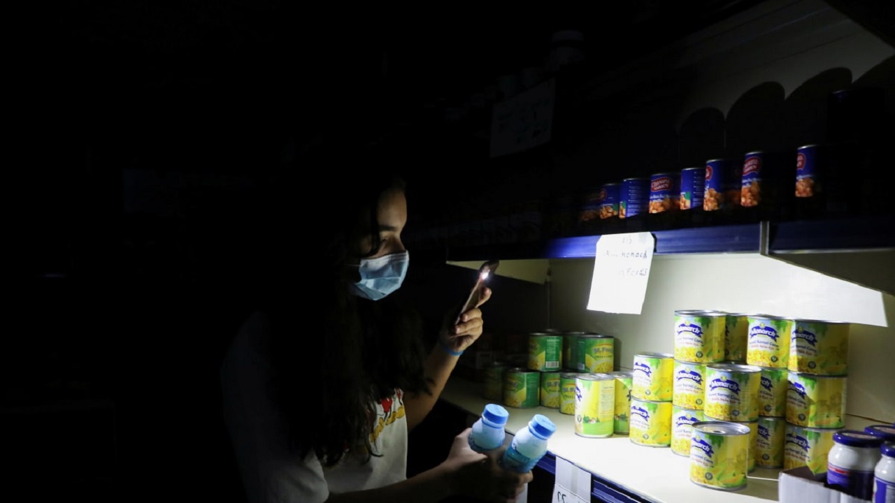 একদিন অন্ধকারে থাকার পর স্বাভাবিক হচ্ছে লেবাননে বিদ্যুৎ সরবরাহ একদিন অন্ধকারে থাকার পর স্বাভাবিক হচ্ছে লেবাননে বিদ্যুৎ সরবরাহ