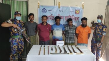 ডাকাতির প্রস্তুতিকালে অস্ত্রসহ আটক ১৪ রোহিঙ্গা
