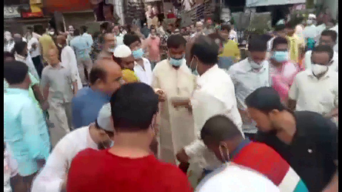 ব্রাহ্মণবাড়িয়ায় তবারক বিতরণ নিয়ে ধস্তাধস্তি, ভিডিও ভাইরাল