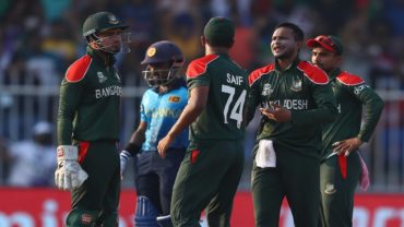 ২ ওভারে নেই ৩ উইকেট; ম্যাচের মোড় ঘুরিয়ে দিলেন সাকিব