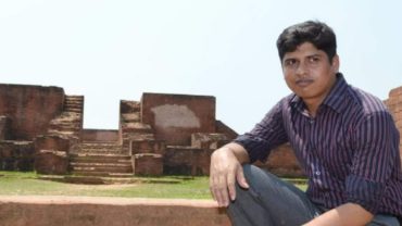 স্ত্রী-সন্তানের সামনেই সড়কে প্রাণ গেলো শিক্ষকের