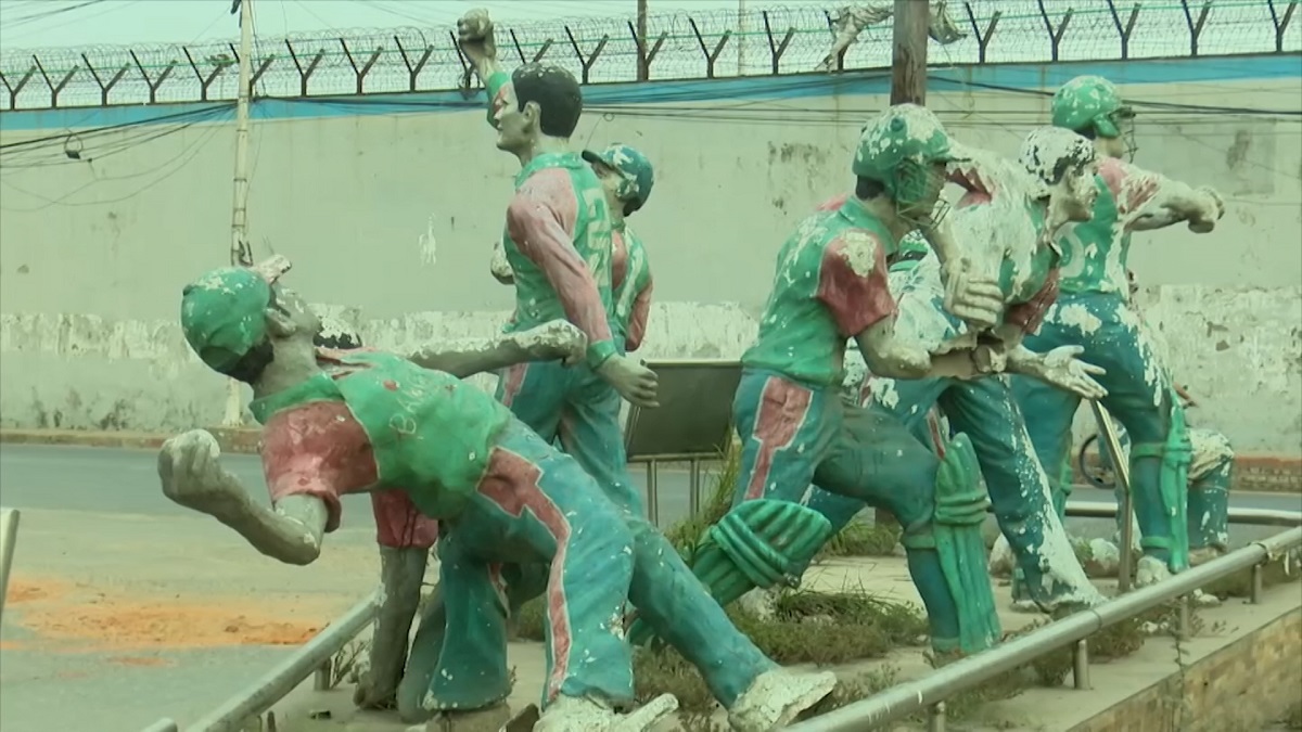 চট্টগ্রামে দেশসেরা ১১ ক্রিকেটারের ভাস্কর্য; কারো হাত নেই, কারো নেই মাথা