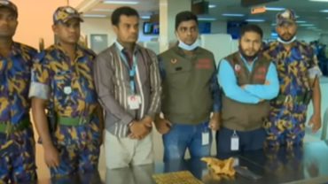 চট্টগ্রামে ৮০টি স্বর্ণের বারসহ সিভিল এভিয়েশনের কর্মচারী আটক