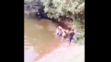 প্রতিবেশী রাস্তা না দেয়ায় পুকুর পেরিয়ে লাশ নেয়া হলো শ্মশানে (ভিডিও)