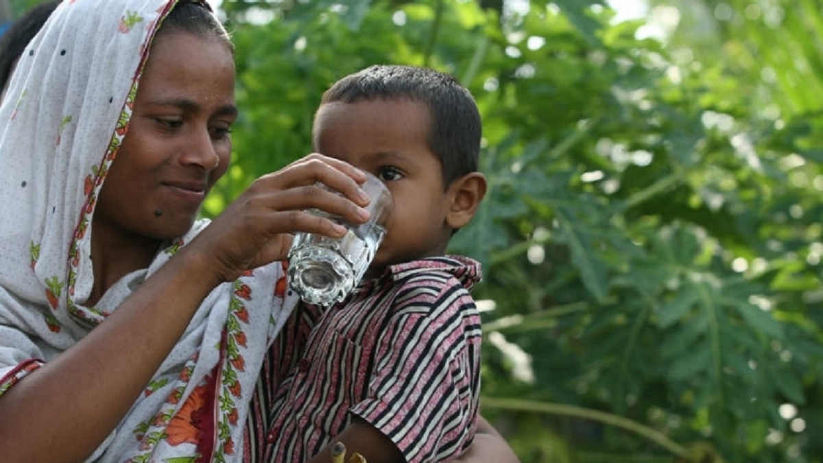 যে পদ্ধতিতে পানি পান করলে ওজন কমবে