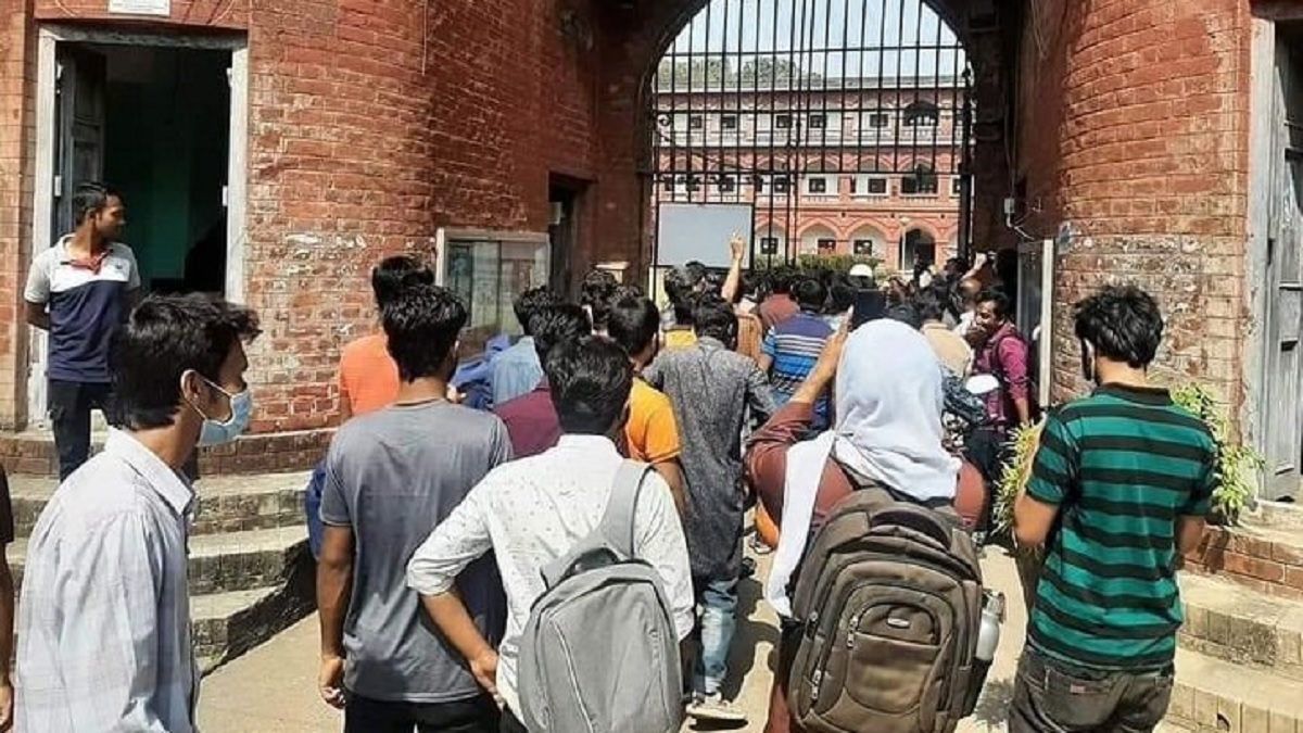 তালা ভেঙে ঢাবির একুশে হলে শিক্ষার্থীদের প্রবেশ